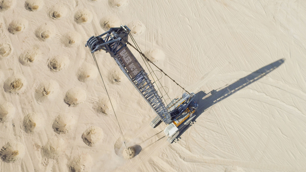 To increase the load-bearing capacity of the soil, the subsoil can be improved using a deep vibrator, the Vipac method or dynamic soil compaction. 