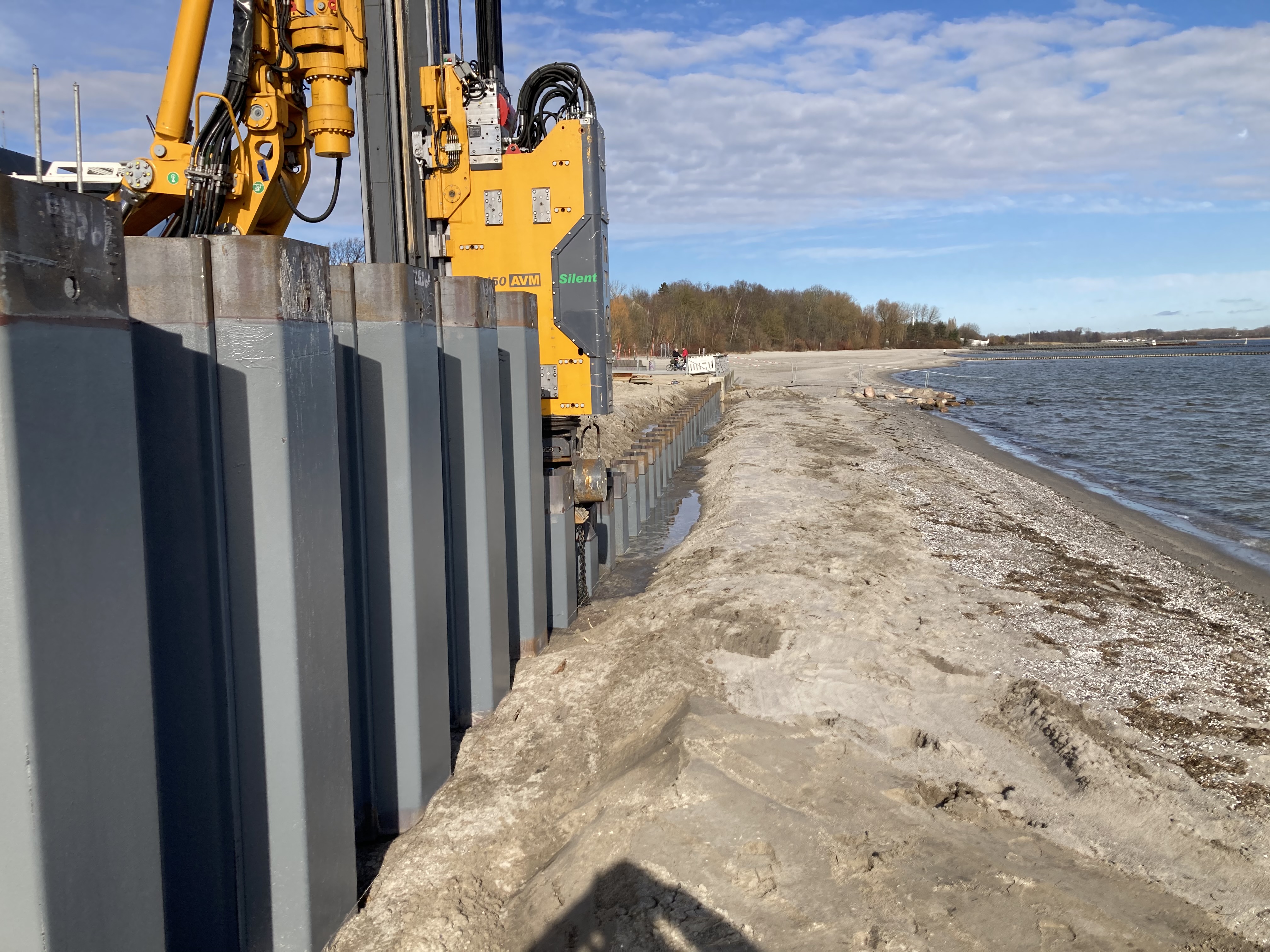 The vibrators of the MR series from RTG Rammtechnik GmbH are used to vibrate sheet pile sections, trench sheeting or beams (vibratory driving).