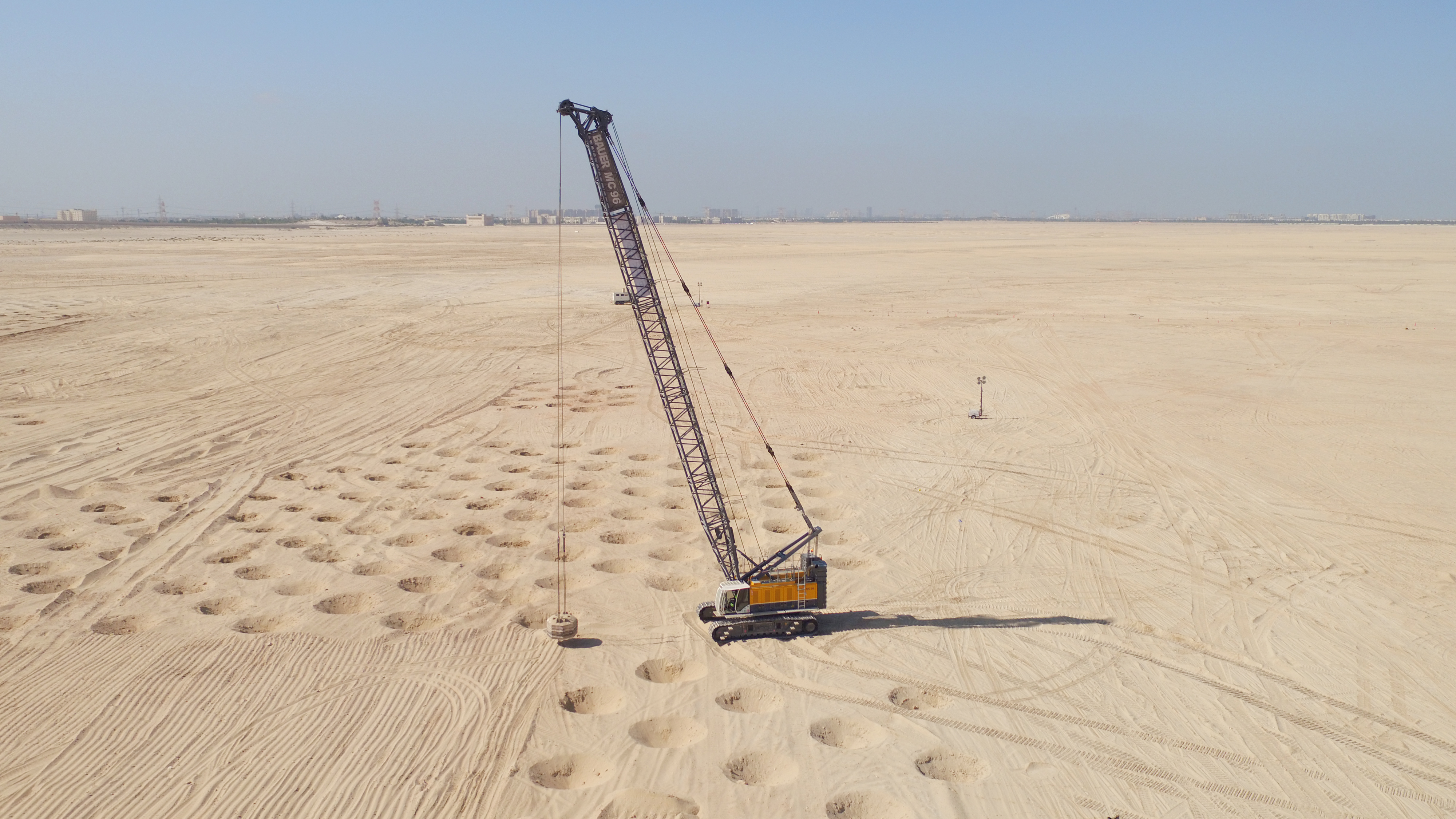 Grue treillis sur chenilles BAUER MC 96
