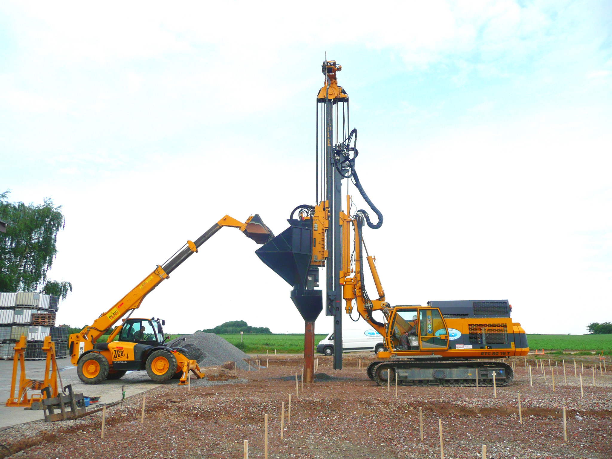 Sand and gravel columns can be produced using the Vipac method.
