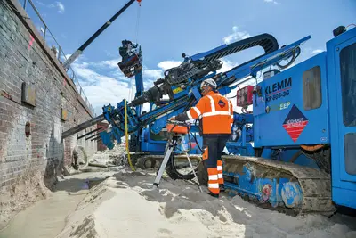 Wiercenie z wyczuciem: Do wykonania zakotwienia ściany nabrzeża 130 palami GEWI firma Neidhardt Grundbau GmbH wykorzystała na wyspie Sylt urządzenie KLEMM KR 805-3G.