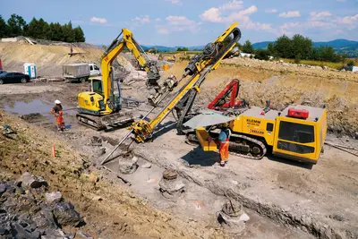 Wiercenie z wyczuciem: Do wykonania zakotwienia ściany nabrzeża 130 palami GEWI firma Neidhardt Grundbau GmbH wykorzystała na wyspie Sylt urządzenie KLEMM KR 805-3G.