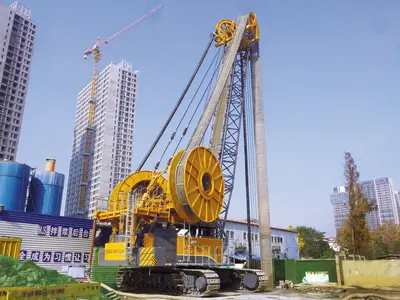 Do realizacji projektu Nanjing Jianning West Road Tunnel D/W wykorzystano koparkę linową BAUER MC 128 z frezem BC 50.