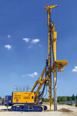 W Hagenbach w zachodnich Niemczech firma Bauer Spezialtiefbau użyła naszego systemu BF 15 (kompletnego systemu do wykonywania kolumn żwirowych metodą zagęszczania wibracyjnego) wraz z wibratorem wgłębnym TR 17 K do wykonania kolumn zagęszczanych wibracyjnie w celu ulepszenia gruntu budowlanego.
